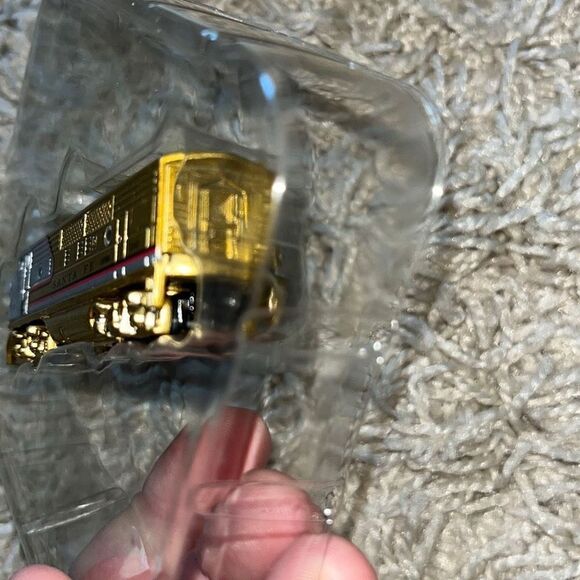 Hallmark Keepsake Ornament Lionel Santa Fe F3A Diesel Locamotive 2006 QXE3233 - Picture 9 of 10